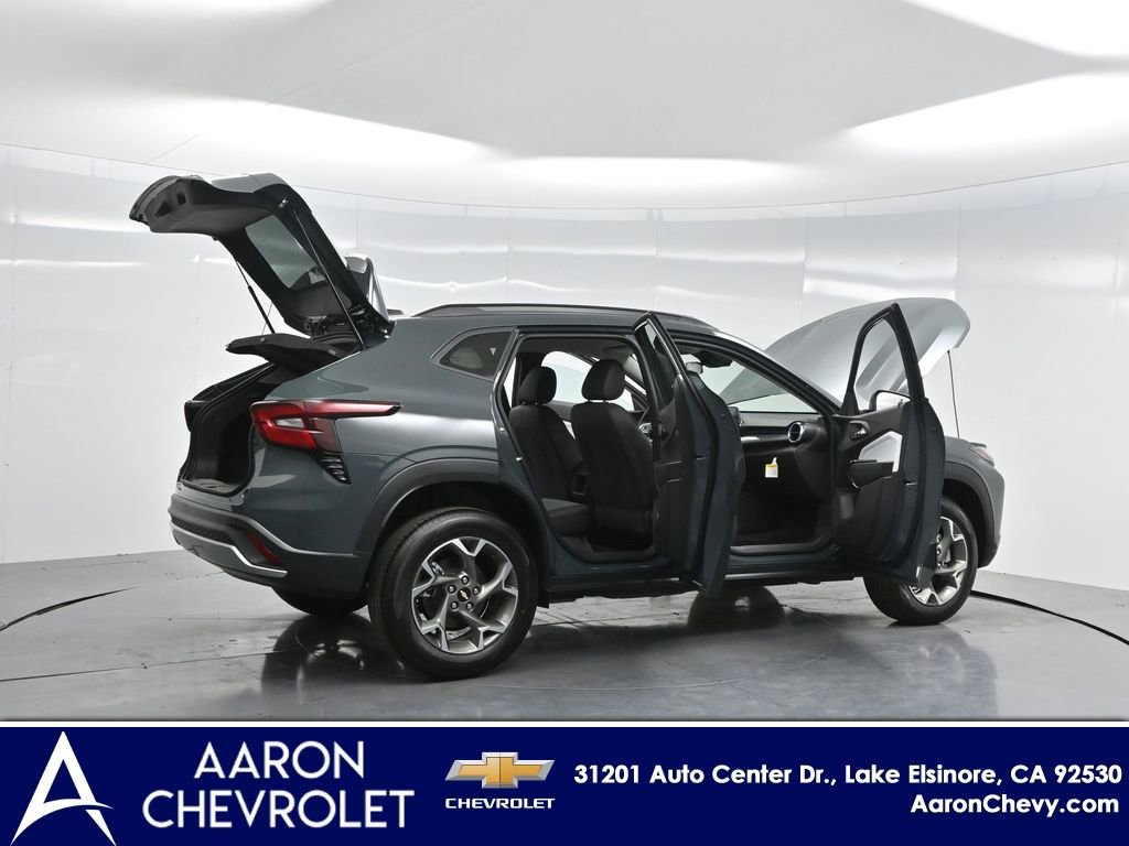 2025 Chevrolet Trax LT photo 3