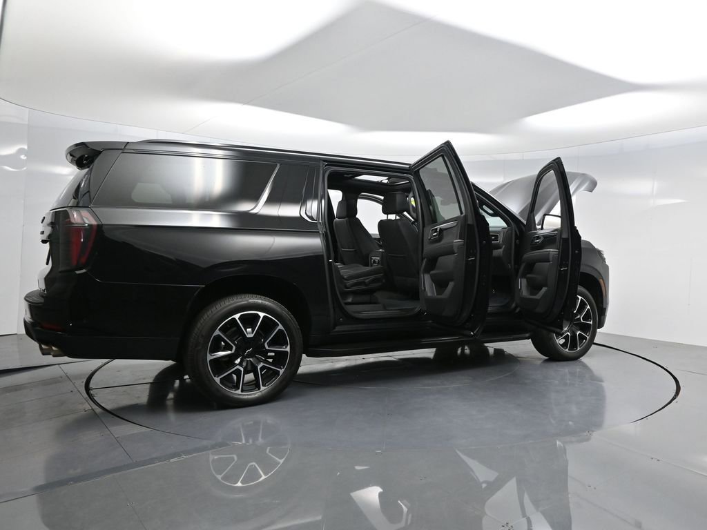 2025 Chevrolet Suburban RST photo 4