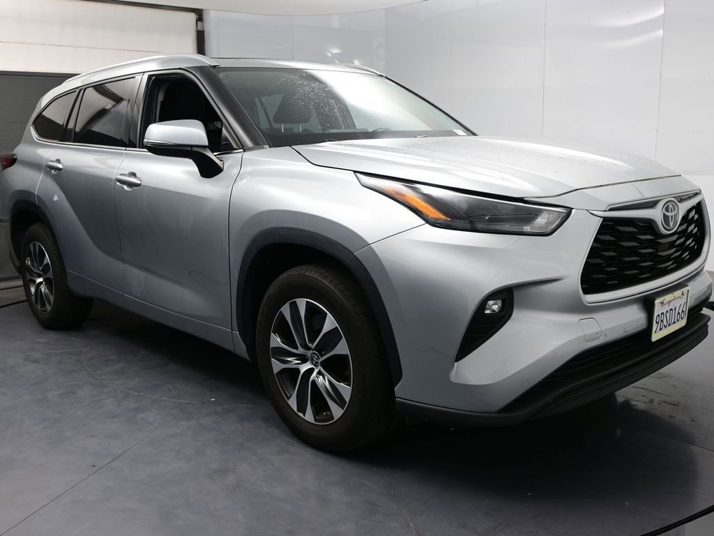 2022 Toyota Highlander XLE photo 2