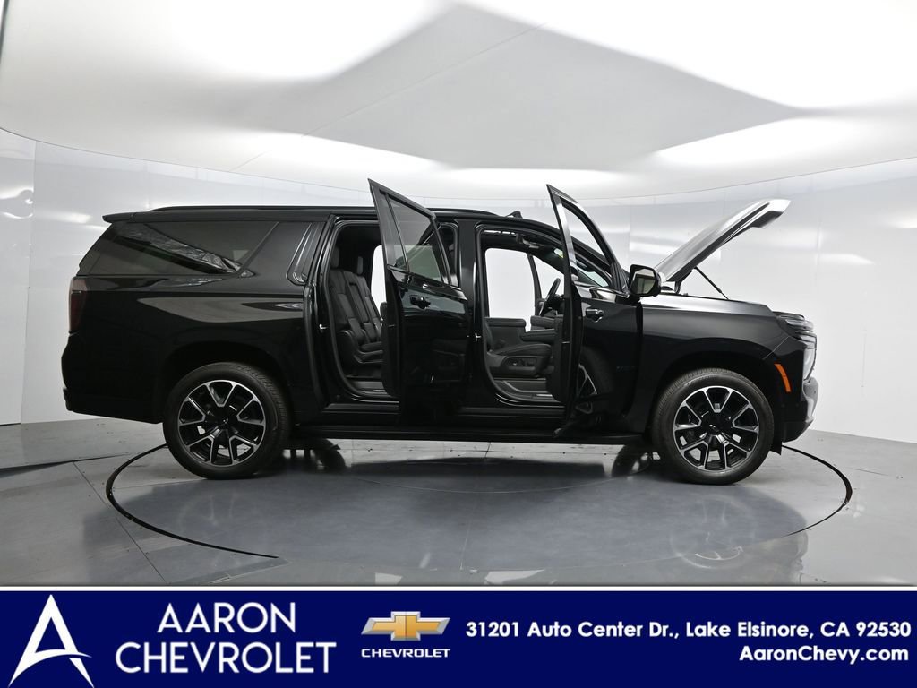 2025 Chevrolet Suburban RST photo 3