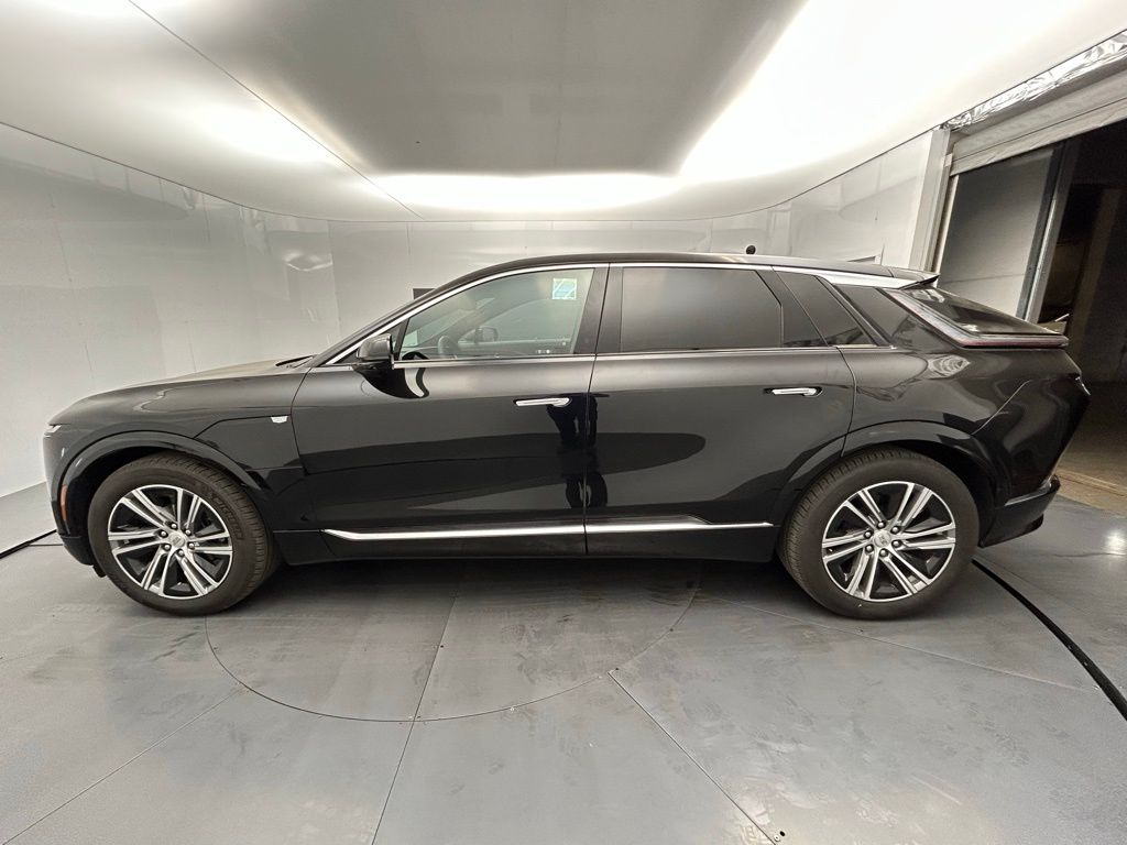 2024 Cadillac Lyriq Luxury photo 2