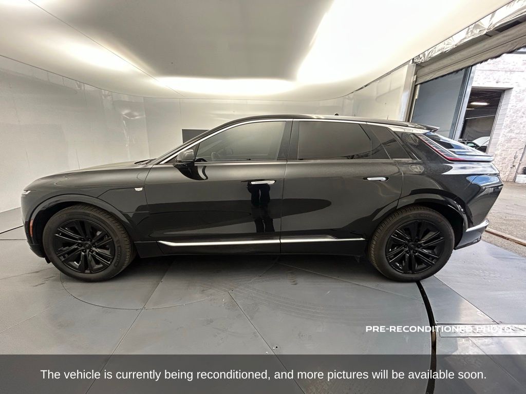 2024 Cadillac Lyriq Luxury photo 2