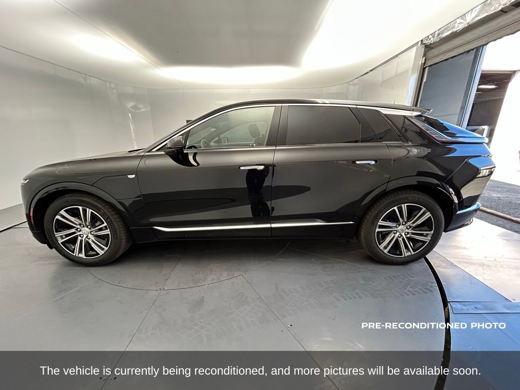 2024 Cadillac Lyriq Luxury photo 2
