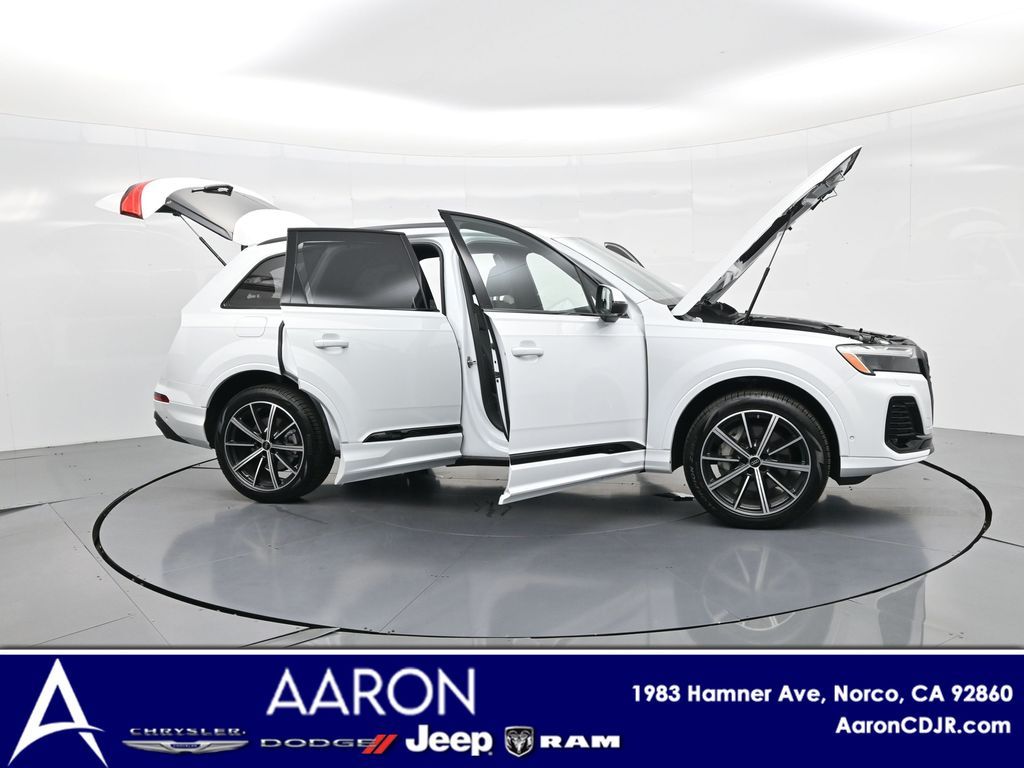 2025 Audi Q7 45 Premium Plus photo 3