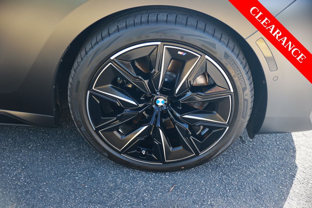 2025 BMW i7 xDrive60 photo 3