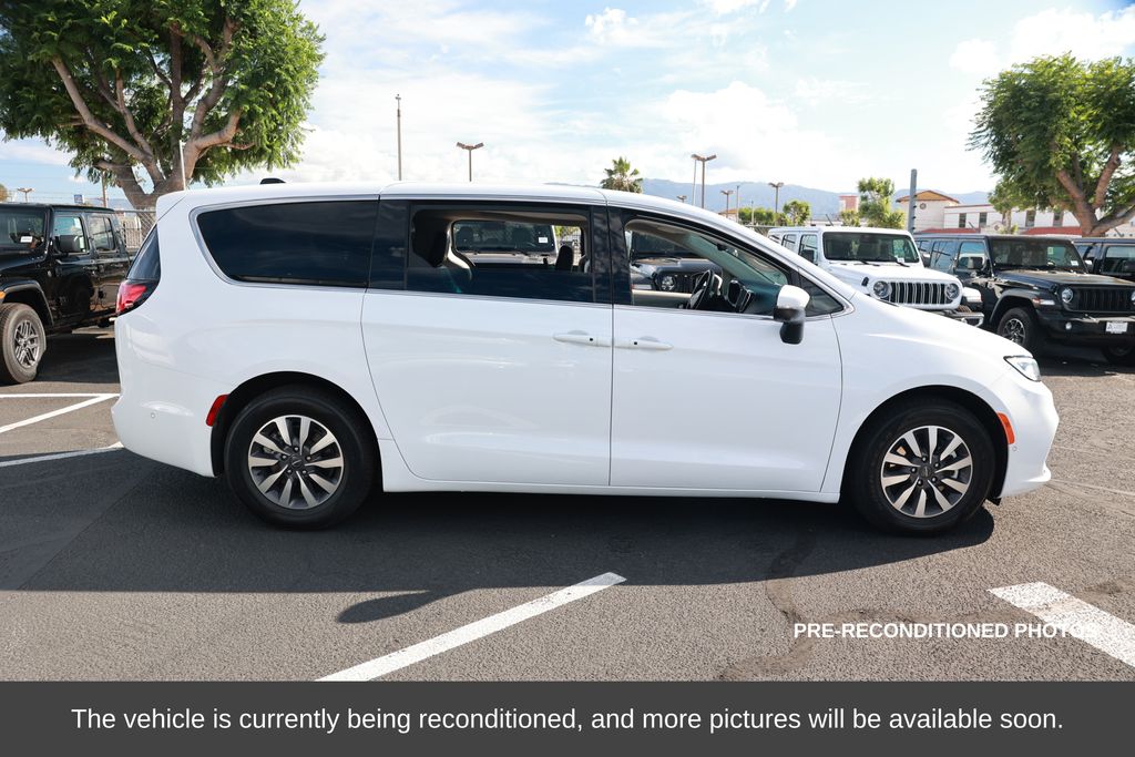 2023 Chrysler Pacifica Plug-In Hybrid Touring L photo 6
