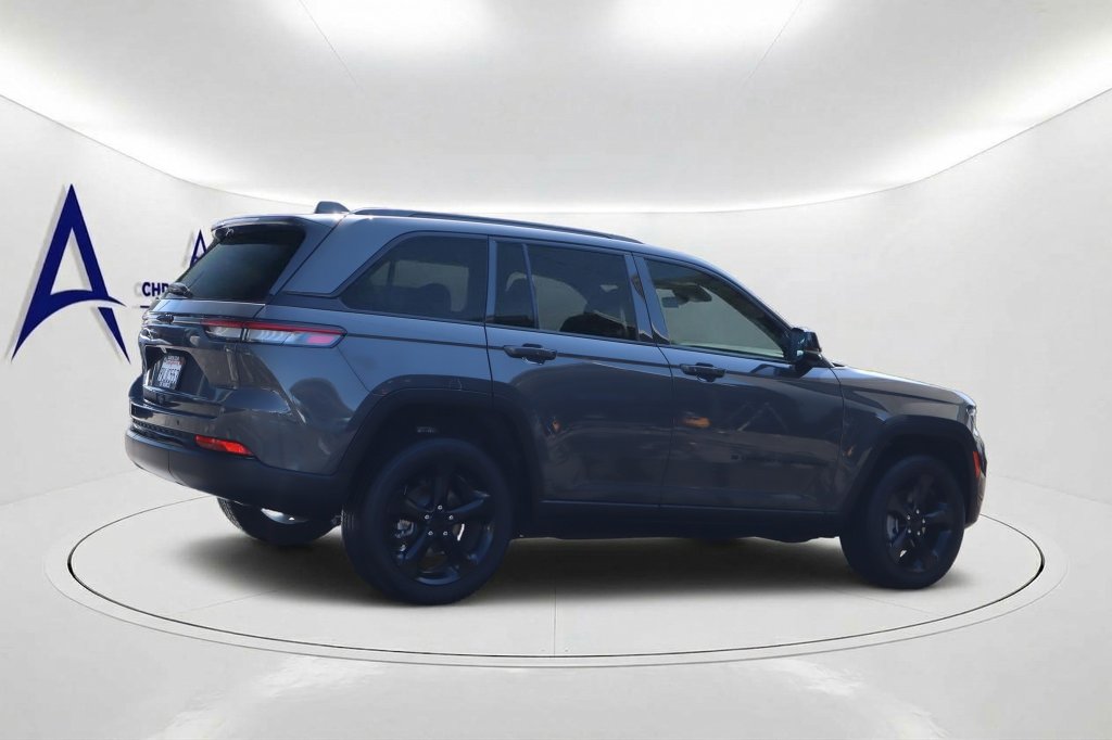 Used 2025 Jeep Grand Cherokee Laredo SUV
