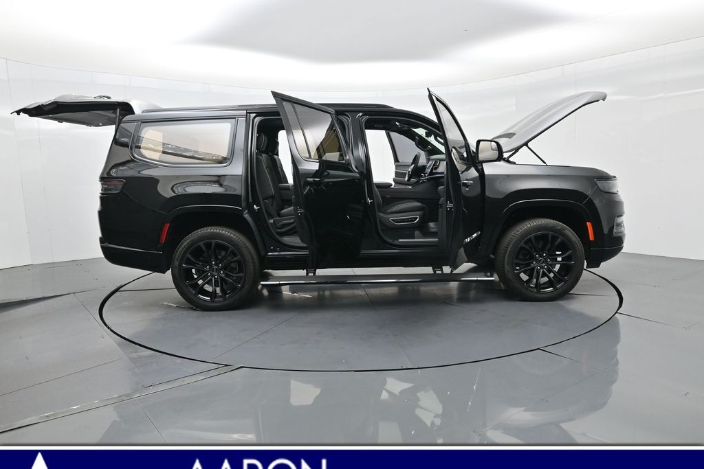 2023 Jeep Grand Wagoneer II photo 3