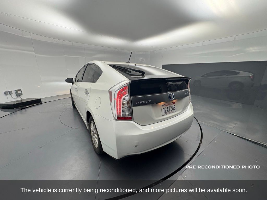 2012 Toyota Prius Plug-in Advanced photo 2