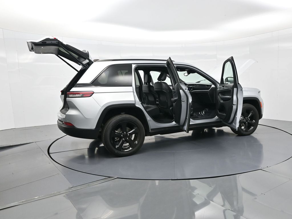 2023 Jeep Grand Cherokee Laredo Altitude photo 4