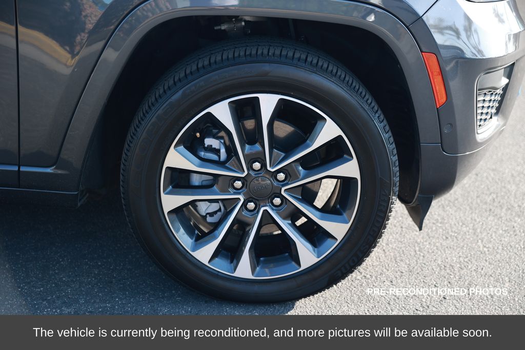 2023 Jeep Grand Cherokee 4xe Overland photo 3