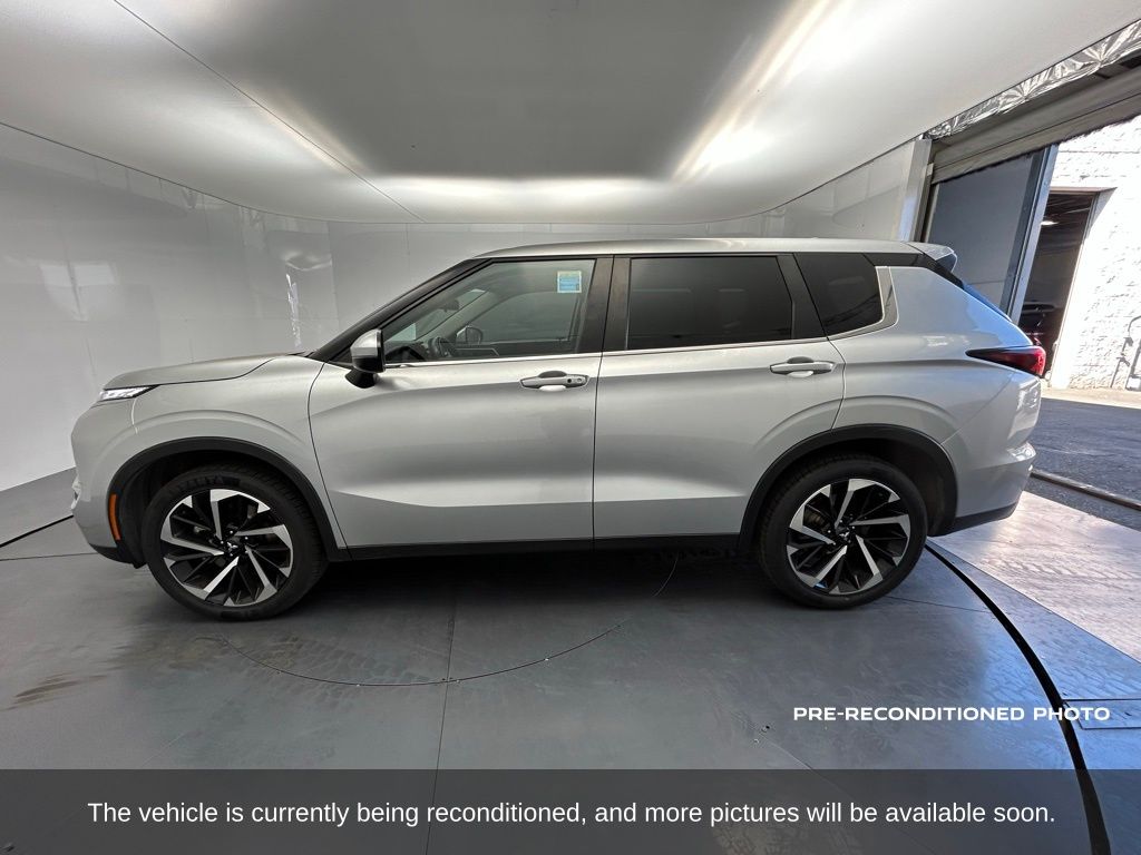 2023 Mitsubishi Outlander SE photo 2