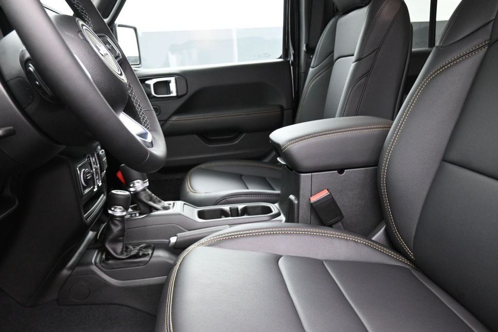 2025 Jeep Wrangler 4-Door Sahara - Photo 13