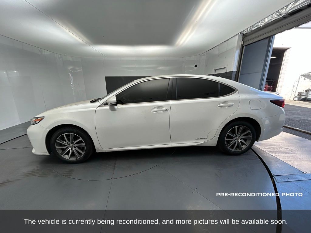 2018 Lexus ES 300h photo 2