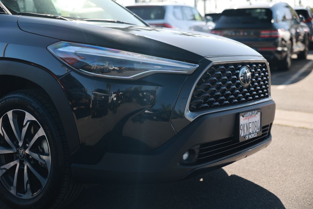 2024 Toyota Corolla Cross XLE photo 6