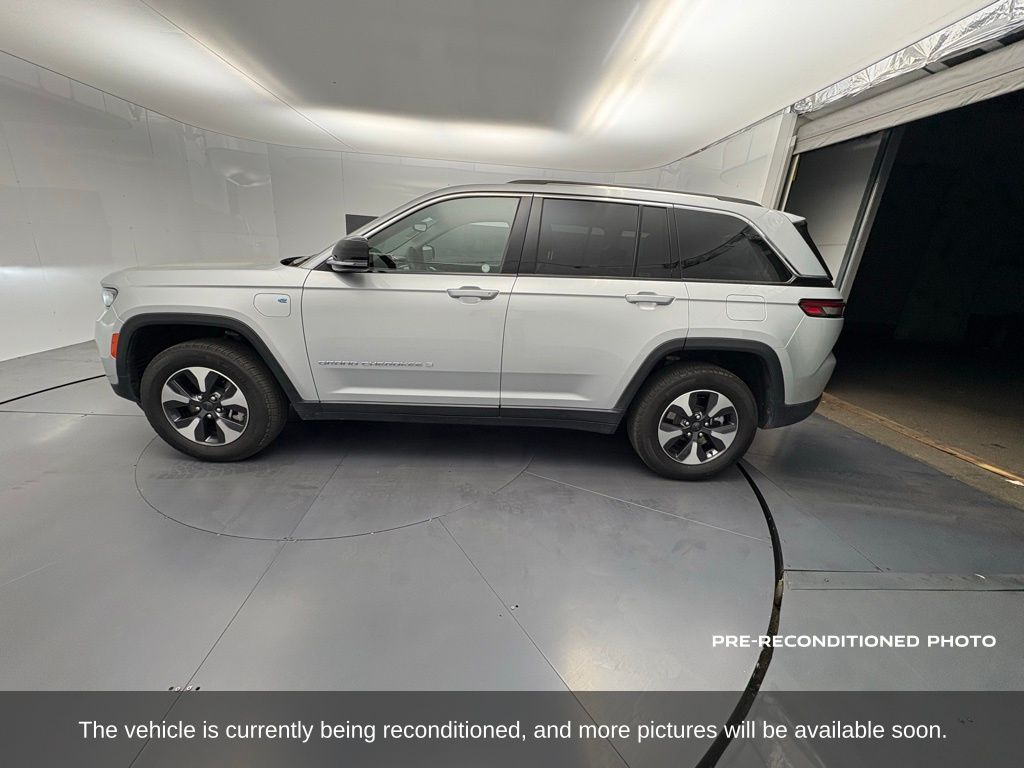 2023 Jeep Cherokee Base photo 2