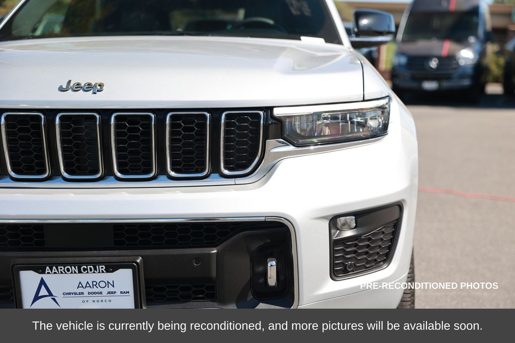 2023 Jeep Grand Cherokee Overland photo 4