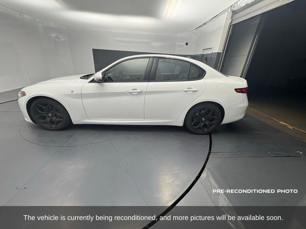 2022 Alfa Romeo Giulia Ti photo 2