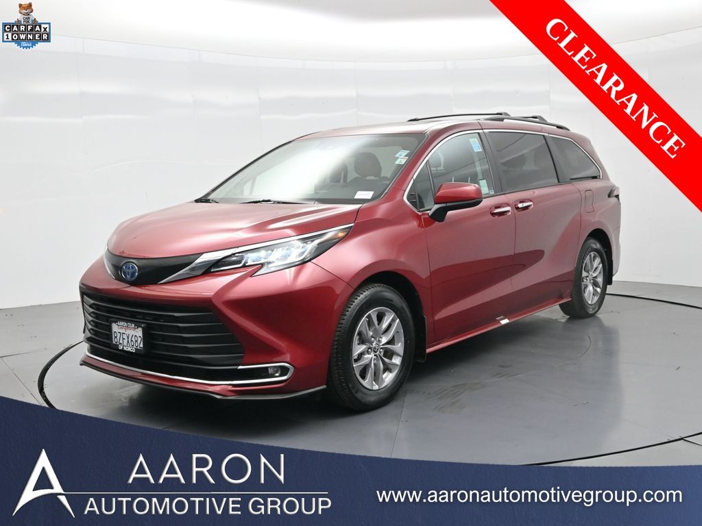 2022 Toyota Sienna XLE's photo
