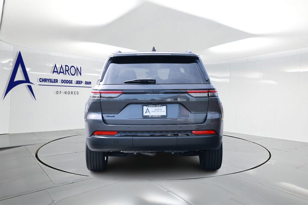 2023 Jeep Grand Cherokee Laredo photo 2