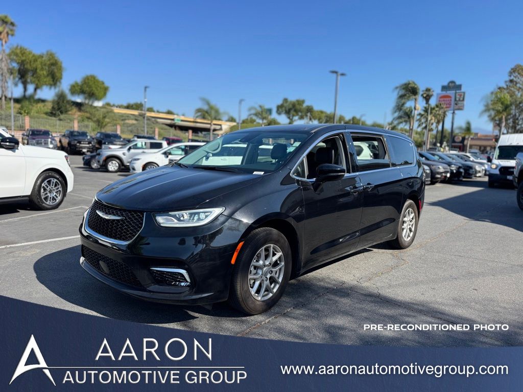 2024 Chrysler Pacifica Touring L's photo