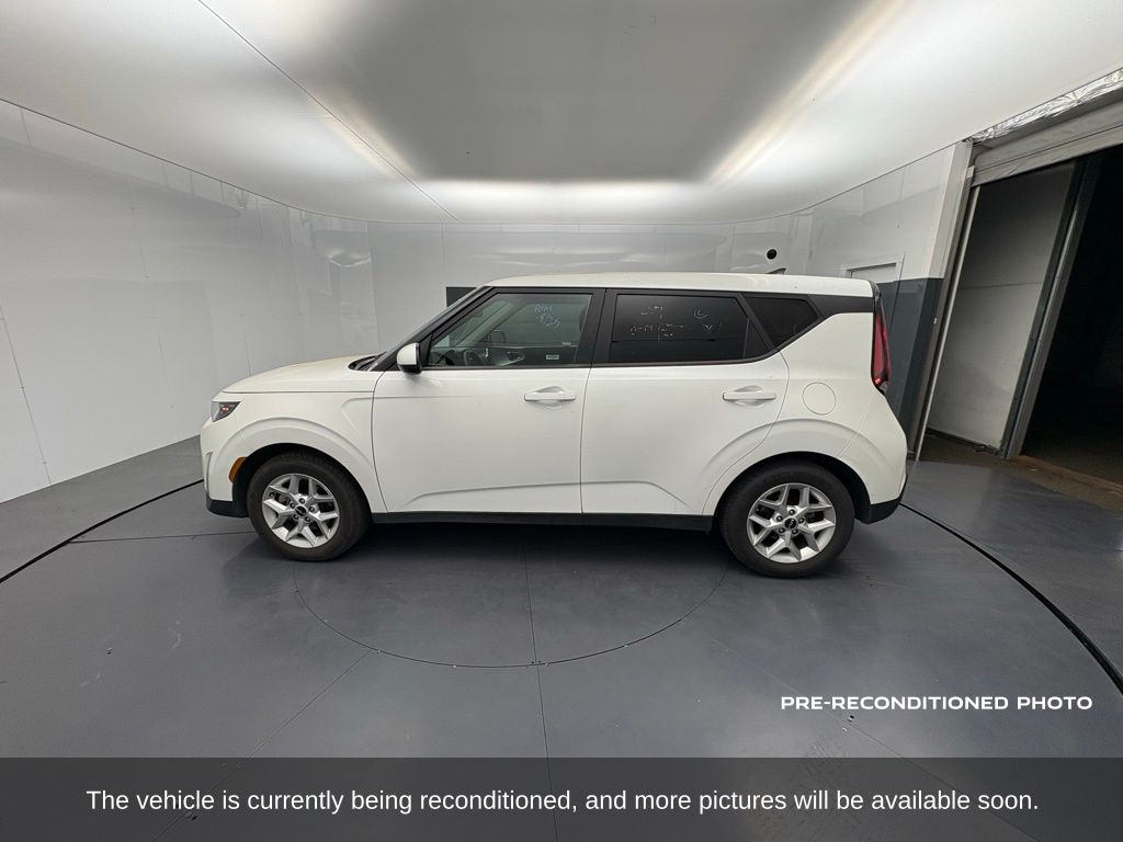 2023 Kia Soul LX photo 2