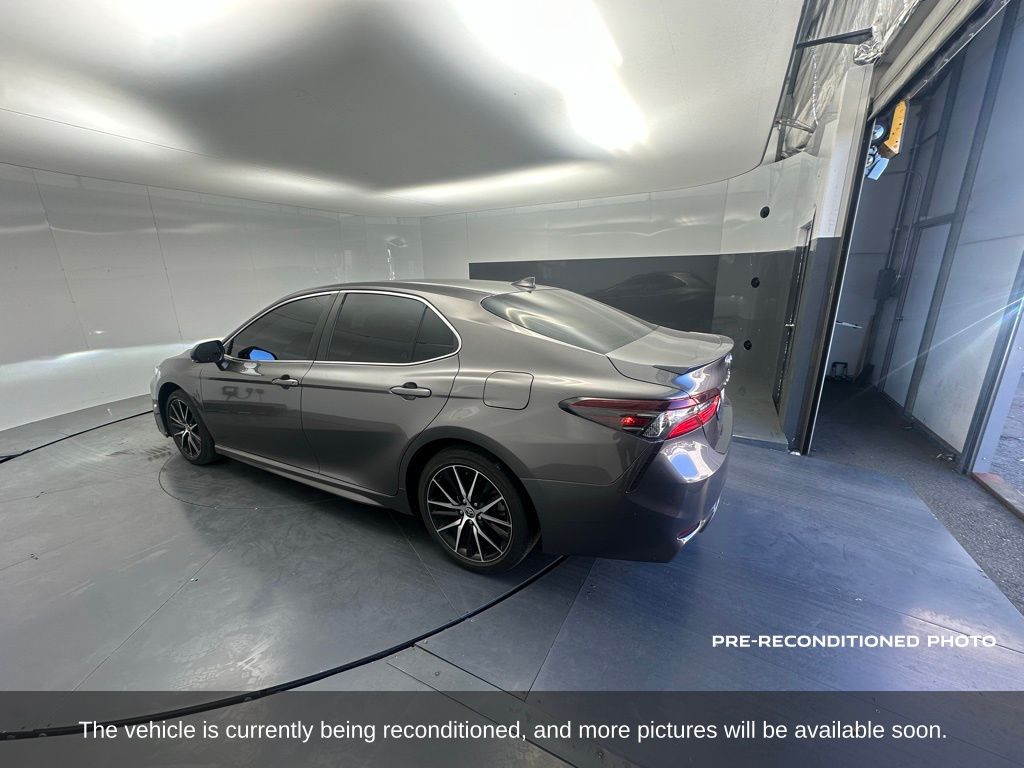 2022 Toyota Camry SE photo 3