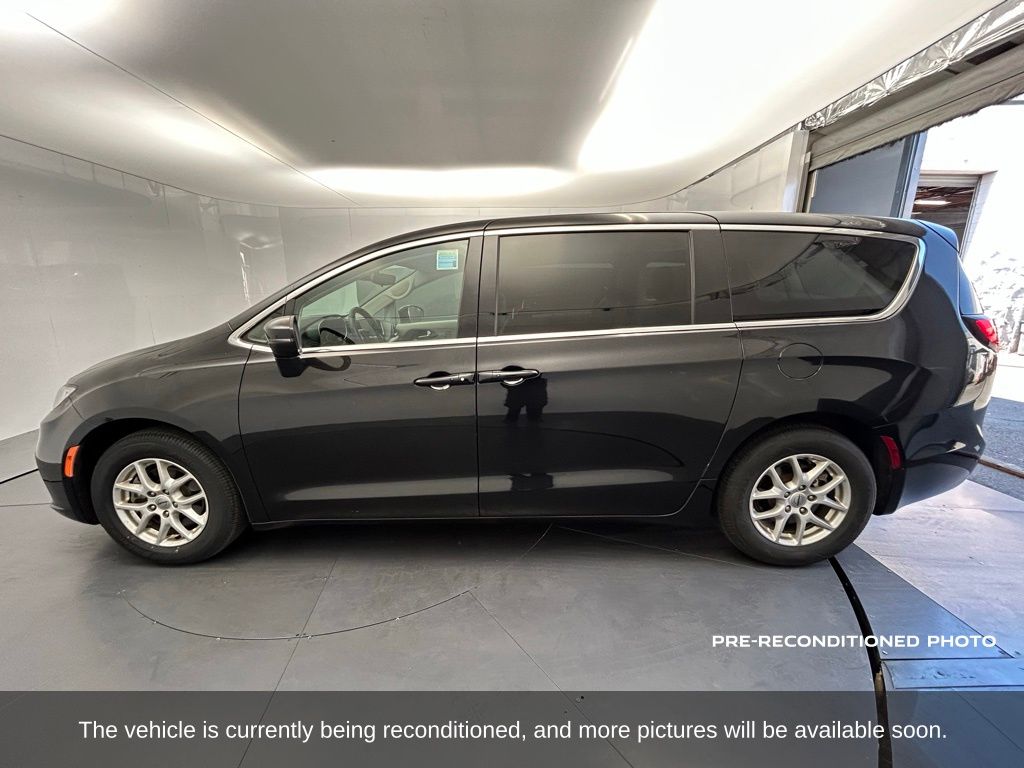 2023 Chrysler Pacifica Touring L photo 2