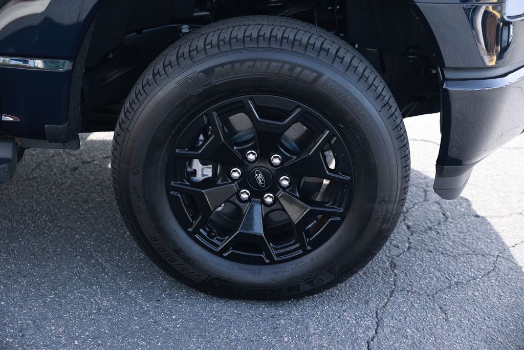 2025 Ford F-150 Lightning XLT photo 3