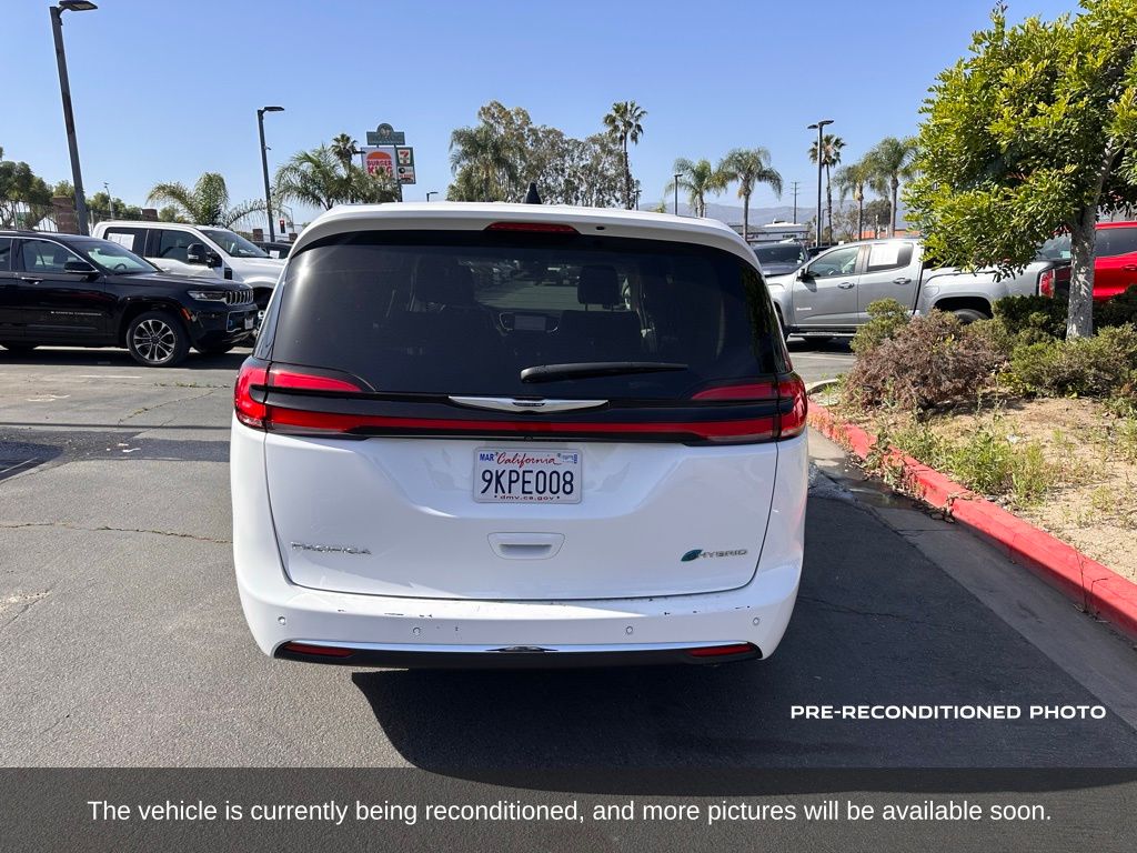 2024 Chrysler Pacifica Plug-In Hybrid Select photo 4