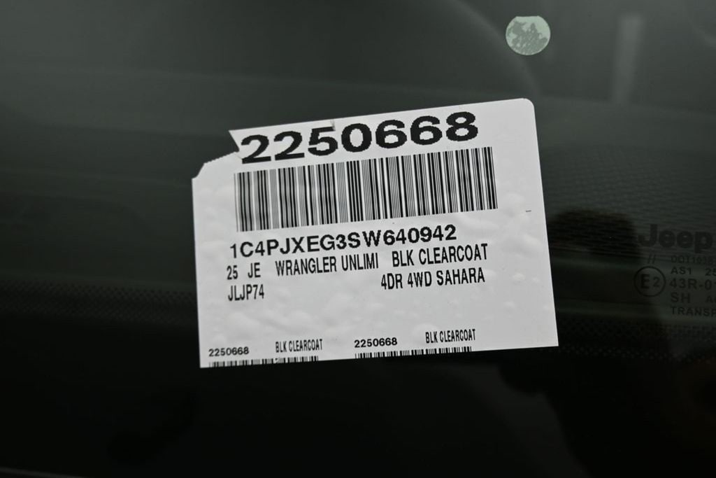 2025 Jeep Wrangler 4-Door Sahara - Photo 11