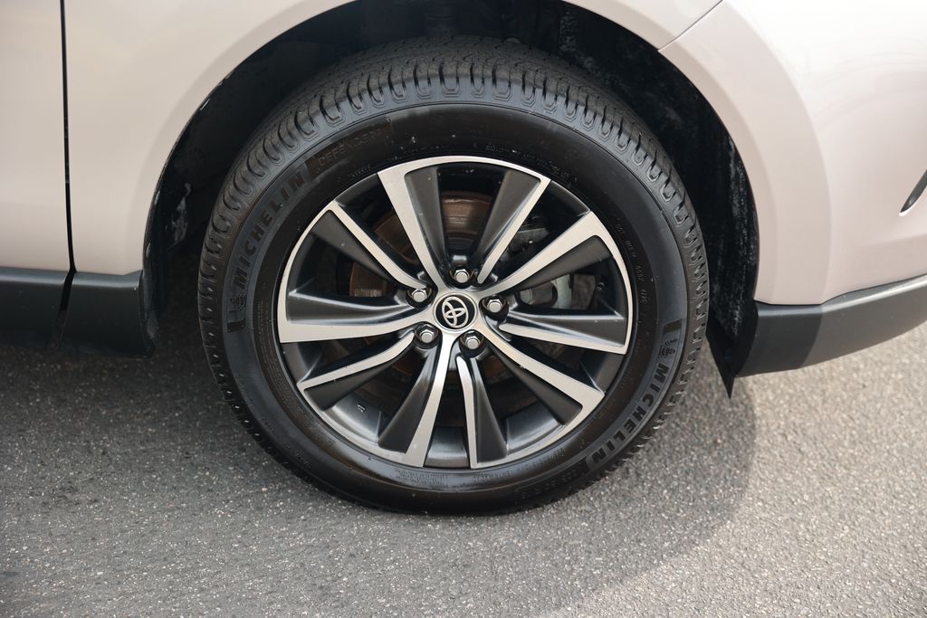 2021 Toyota Venza LE photo 3