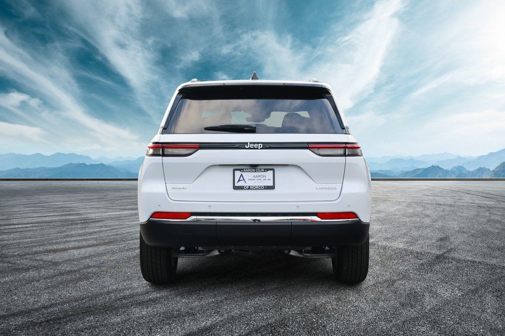 2025 Jeep Grand Cherokee Laredo X photo 3