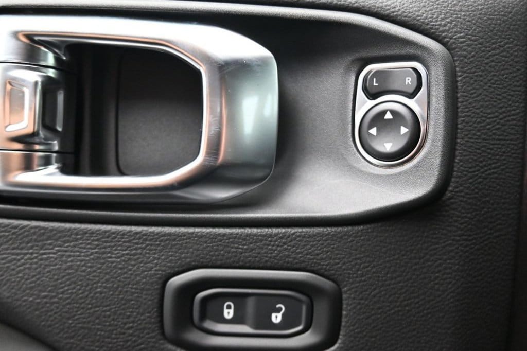 2025 Jeep Wrangler 4-Door Sahara - Photo 40