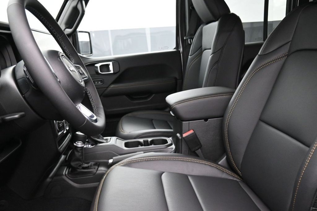 2025 Jeep Wrangler 4-Door Sahara - Photo 28