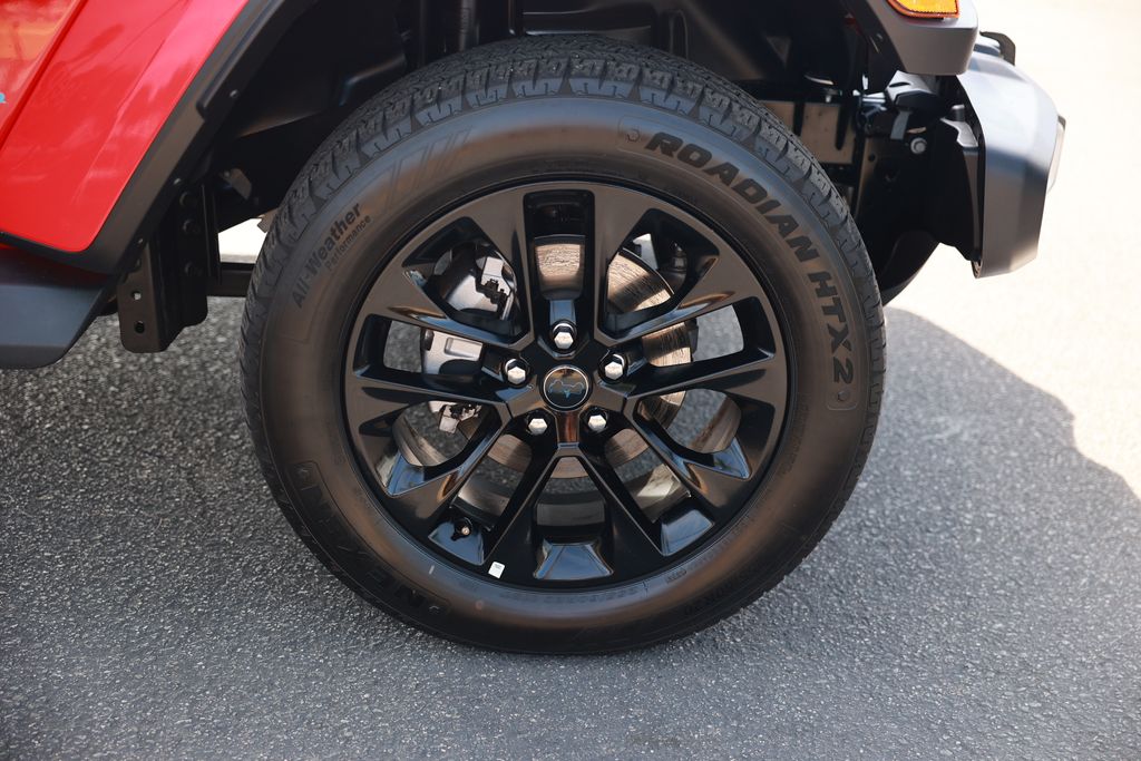 2025 Jeep Wrangler 4xe Sahara photo 3