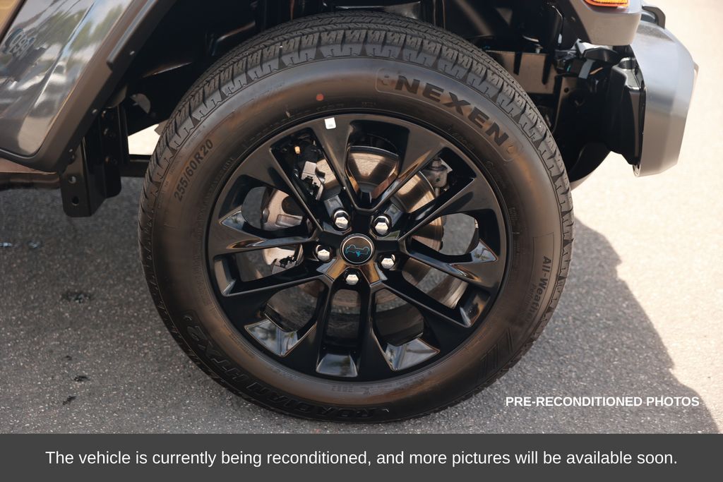 2025 Jeep Wrangler 4xe Sahara photo 3