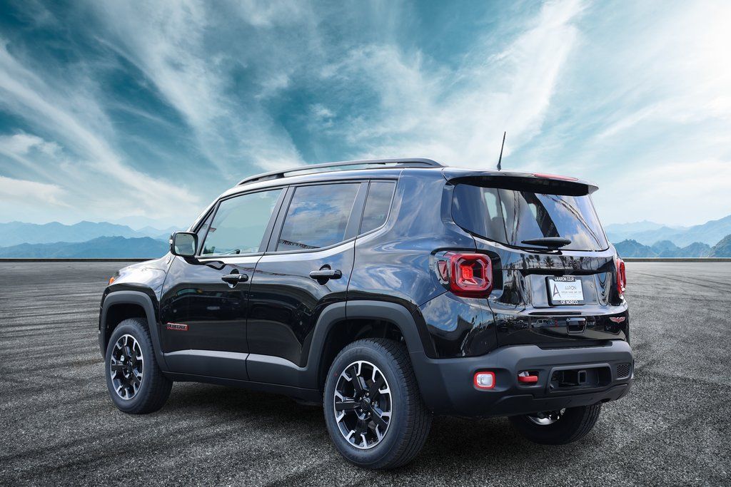 2023 Jeep Renegade Trailhawk photo 2