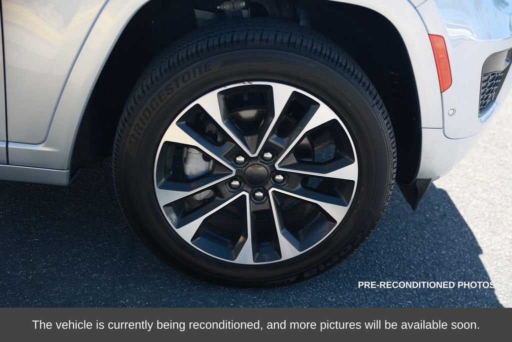 2023 Jeep Grand Cherokee Overland photo 3