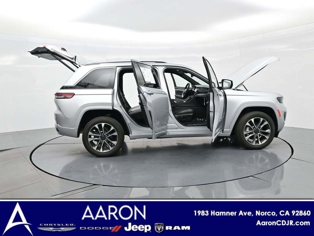 2023 Jeep Grand Cherokee Overland photo 3