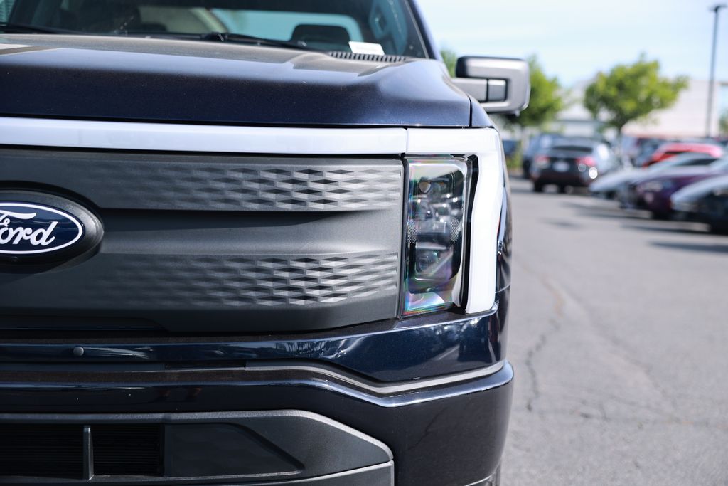 2025 Ford F-150 Lightning XLT photo 4