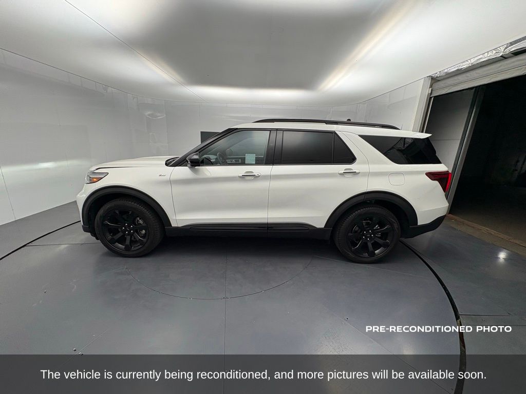 2023 Ford Explorer ST-Line photo 2