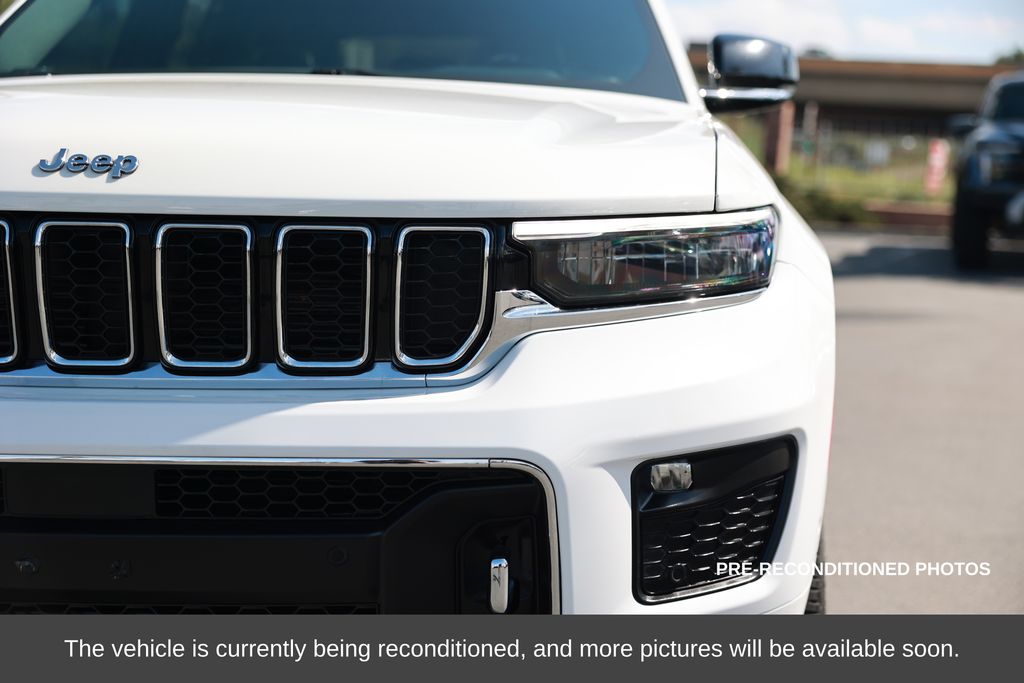 2023 Jeep Grand Cherokee Overland photo 4