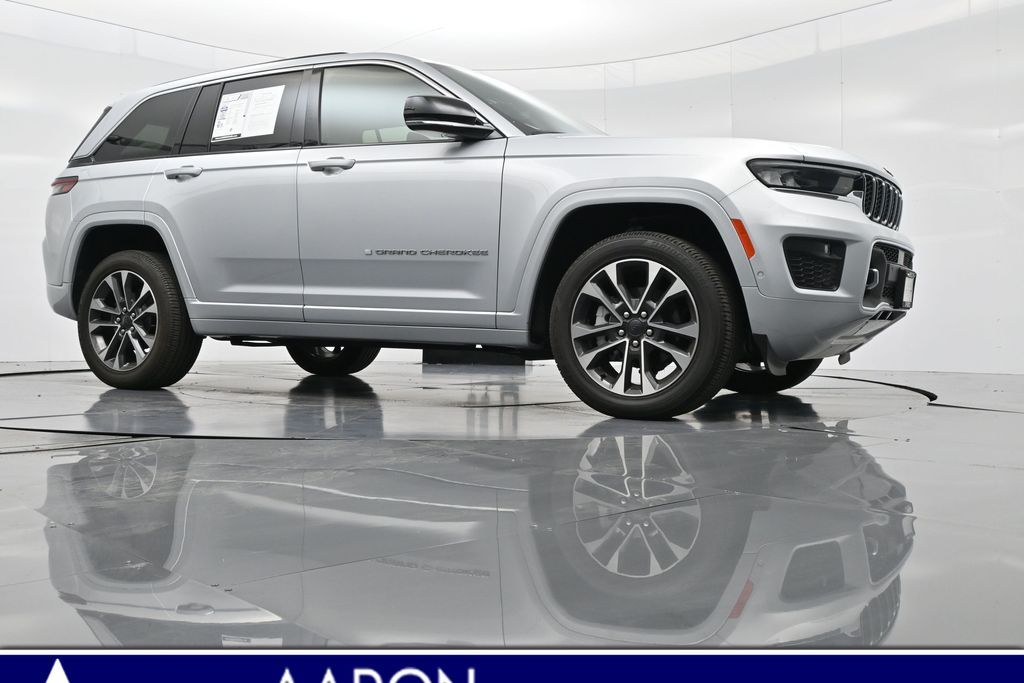 2023 Jeep Grand Cherokee Overland photo 2