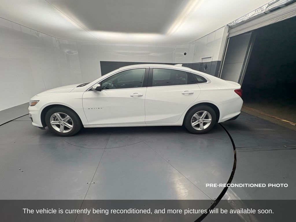 2024 Chevrolet Malibu 1LT photo 2