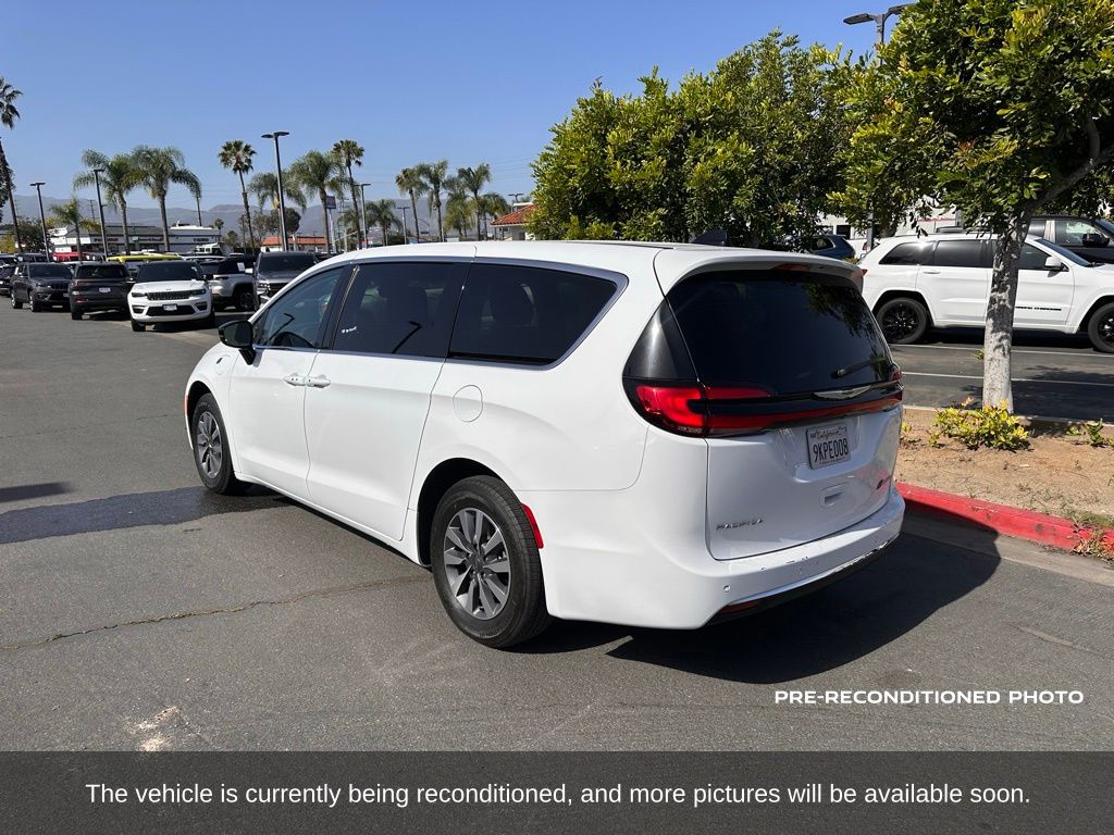 2024 Chrysler Pacifica Plug-In Hybrid Select photo 3