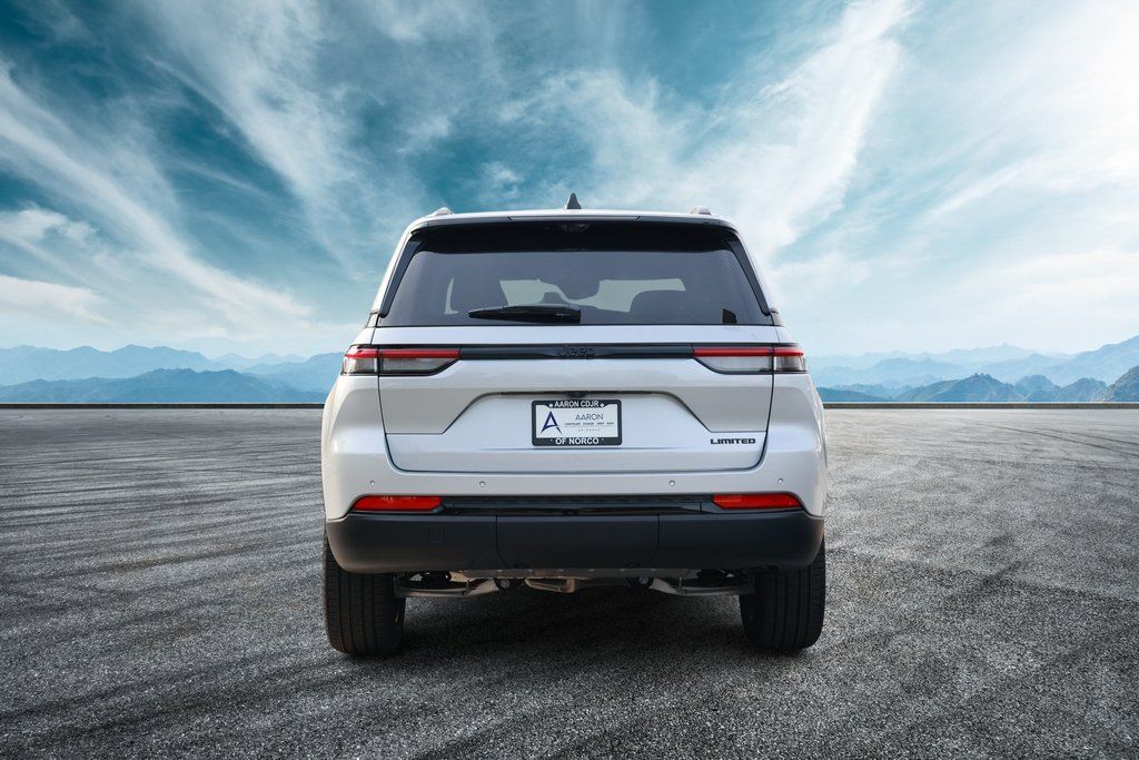 2025 Jeep Grand Cherokee Limited photo 3