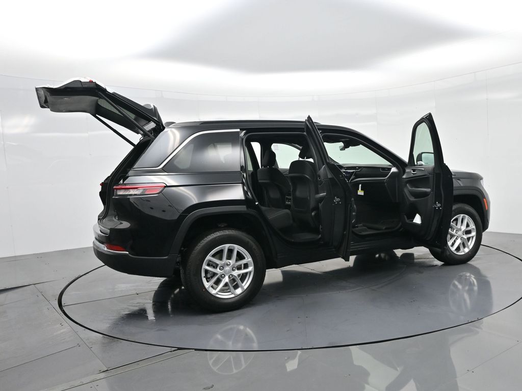 2025 Jeep Grand Cherokee Laredo X photo 4