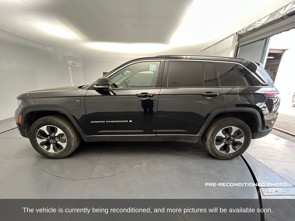 2023 Jeep Cherokee Base photo 2