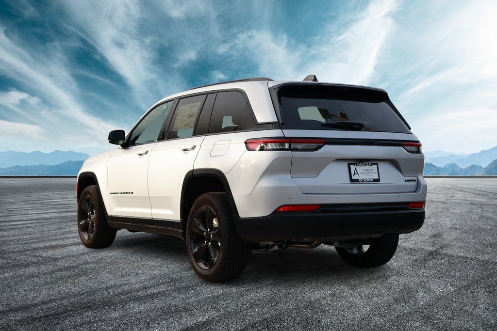 2025 Jeep Grand Cherokee Limited photo 2
